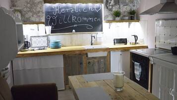 Réfrigérateur, micro-ondes, plaque de cuisson, cafetiÚre/bouilloire