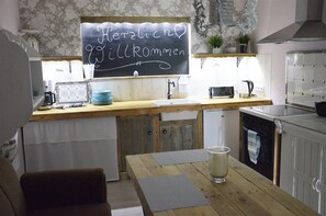 Kühlschrank, Mikrowelle, Herdplatte, Wasserkocher mit Kaffee-/Teezubehör