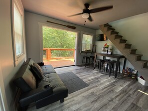 Smart TV - The Creek House, a creekside tree top cabin (Vinton)