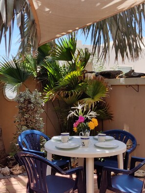 Outdoor dining - Peaceful, close to pools and beautiful beaches.  Secure, safe gated community.   (Noord)