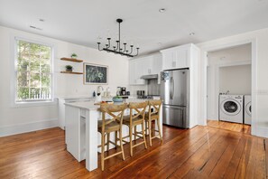 Fridge, microwave, oven, stovetop - Zeus | Great for Groups | Private Patio (Charleston)