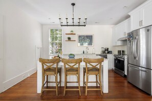 Fridge, microwave, oven, stovetop - Zeus | Great for Groups | Private Patio (Charleston)