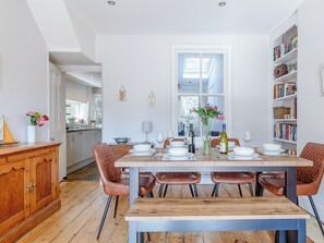 Dining - 3 bedroom accommodation in Dartmouth (Dartmouth)