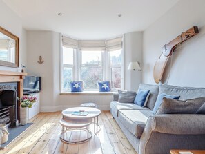 Living area - 3 bedroom accommodation in Dartmouth (Dartmouth)