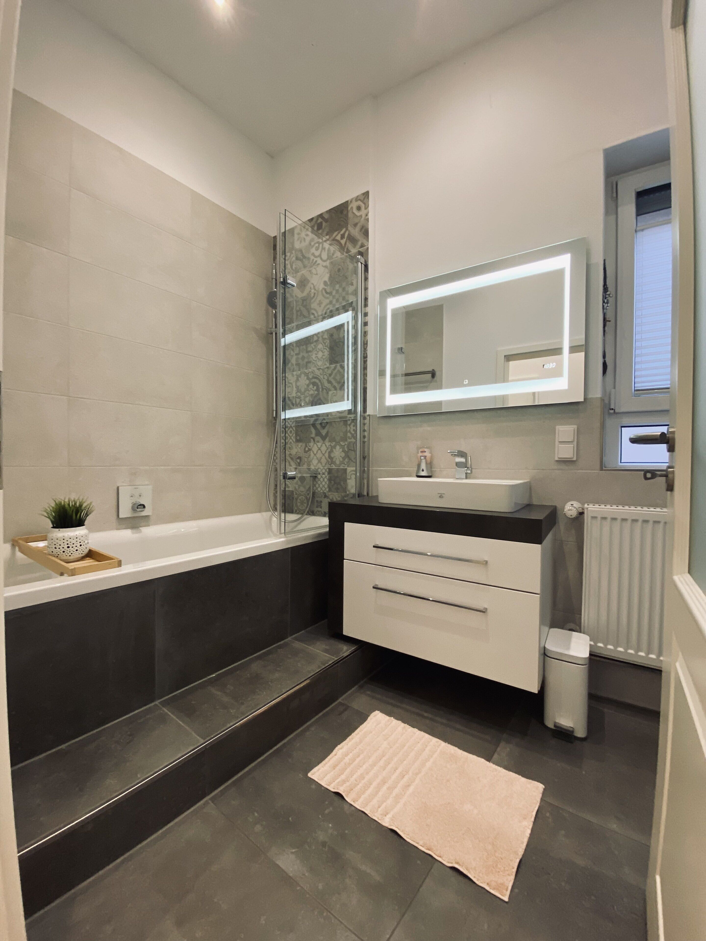 Combined shower/bathtub, hair dryer, towels, soap