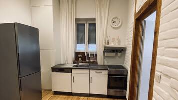 Kühlschrank, Mikrowelle, Ofen, Herdplatte