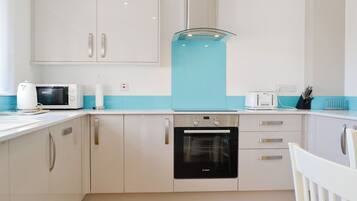 Dishwasher, cookware/dishes/utensils