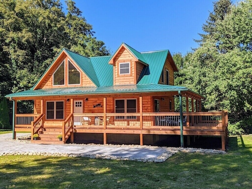 Easy access! Mountain Views,Watch the Elk, Fire Pit,Close to Skiing,Tubing, Golf