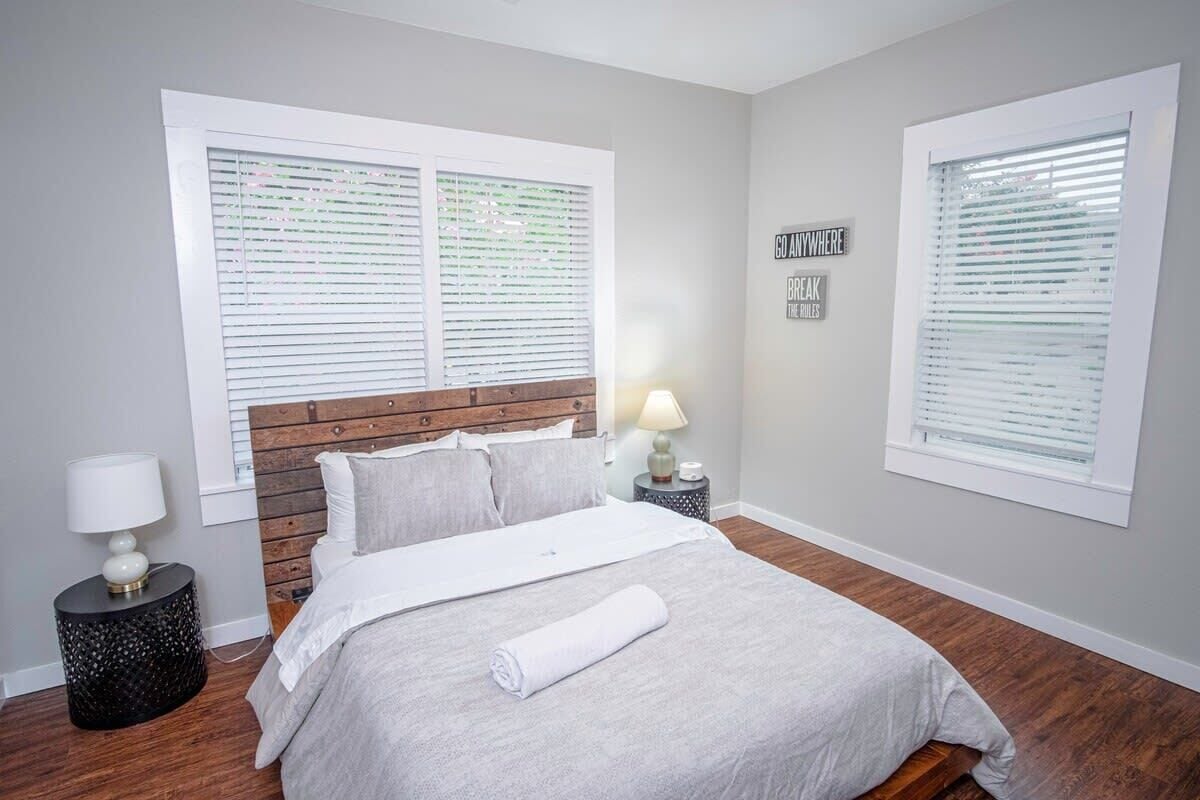 1 slaapkamer, een strijkplank/strijkijzer, wifi, beddengoed