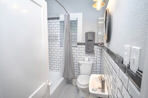 Combined shower/bathtub, hair dryer, towels - Remodeled Modern 1BR/1BA Apt2 Near Dtwn 5min Pearl (San Antonio)