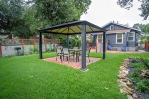 Outdoor dining - Complete Cozy Stylish 1BR/1BA Near Downtown (San Antonio)