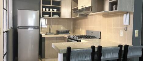 Réfrigérateur, micro-ondes, four, cafetière/bouilloire