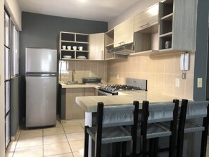 Een koelkast, een magnetron, een oven, een koffiezetapparaat/waterkoker