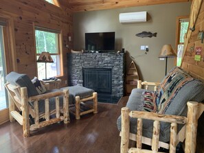 Smart TV, fireplace, computer monitors - Newer Lake Vermilion - Pike Bay/Pike River Home. Includes Satellite TV and WiFi  (Tower)