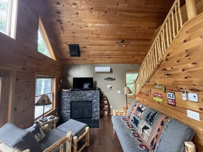 Smart TV, fireplace, computer monitors - Newer Lake Vermilion - Pike Bay/Pike River Home. Includes Satellite TV and WiFi (Tower)