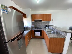 Refrigerador, microondas, horno y parrilla de estufa