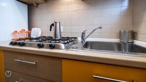 Kylskåp, mikrovågsugn, spishäll och grytor/köksredskap