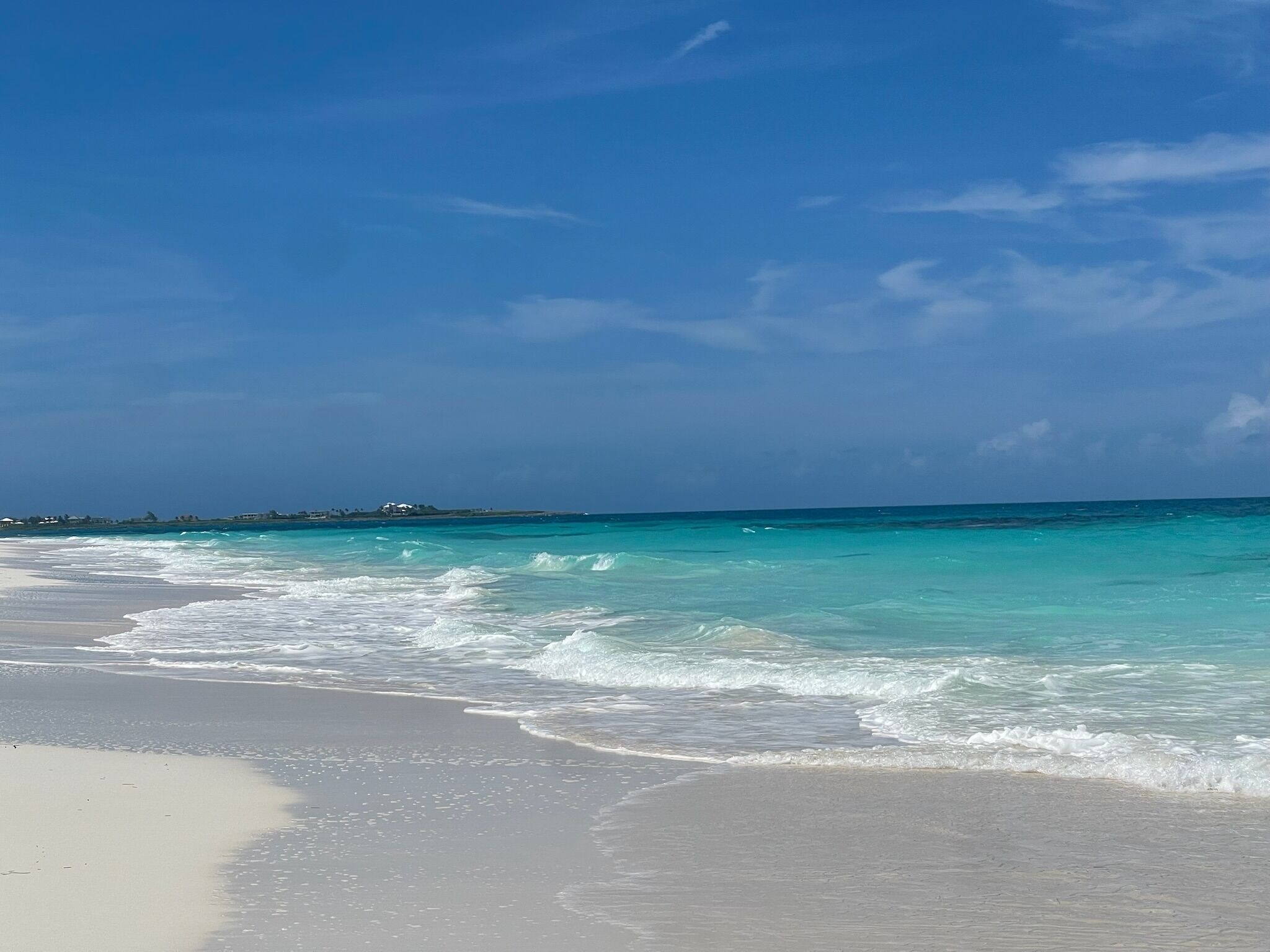 Ranta lähistöllä, aurinkotuoleja, rantapyyhkeitä