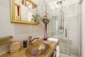 Douche, sèche-cheveux, serviettes fournies, savon