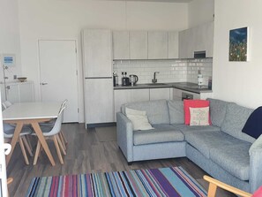 Smart TV, stereo - Beautiful beachfront apartment  (Hythe)