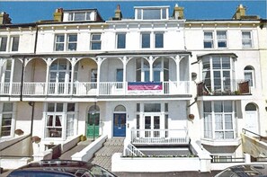 Exterior - Beautiful beachfront apartment  (Hythe)