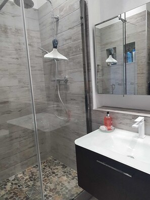 Suihku, hiustenkuivaaja, pyyhkeet, saippua