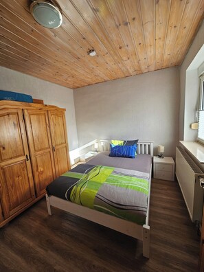 2 bedrooms, iron/ironing board, travel cot, free WiFi