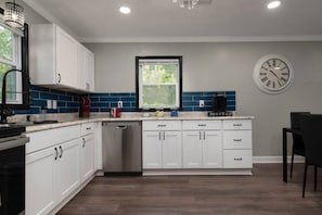 Fridge, microwave, oven, stovetop - High End Pond Chalet in Country & But Near Shops (Troutman)