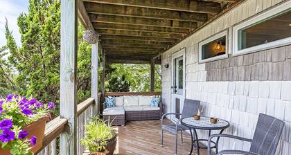 Private efficiency close to the beach & bay! Great for couples. Dog-friendly.