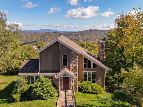 Aspen View - 3-story home with gorgeous views, a hot tub, and perfect location!