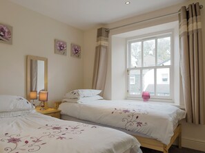 3 bedrooms, WiFi (free), bed sheets