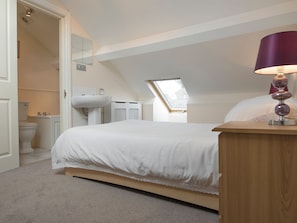 3 bedrooms, WiFi (free), bed sheets