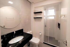 Apartamento | Banheiro | Chuveiro, secador de cabelo, toalhas de banho, sabonete