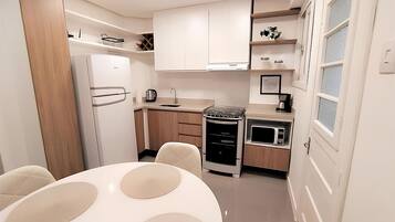 Apartamento | Cozinha privada | Geladeira, fogão, chaleira elétrica, torradeira