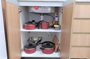 Apartemen | Dapur pribadi | Lemari es, oven, ketel listrik, dan pemanggang roti