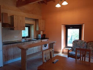 Réfrigérateur, micro-ondes, plaque de cuisson, cafetière/bouilloire