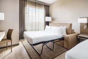 セーフティボックス (室内)、デスク、ノートパソコン用作業スペース、遮光カーテン