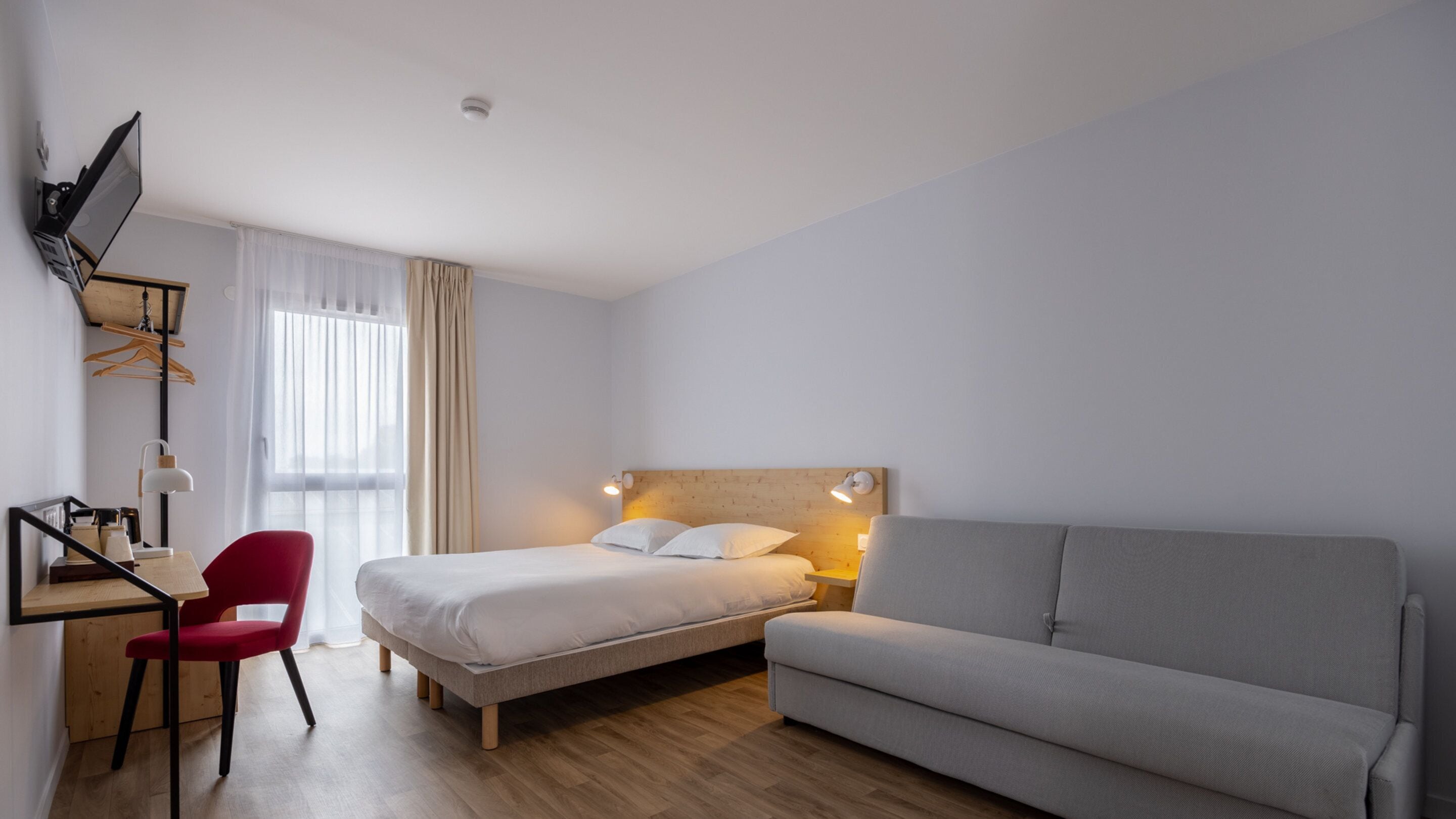 Familie vierpersoonskamer | Luxe beddengoed, een bureau, een laptopwerkplek, geluiddichte muren