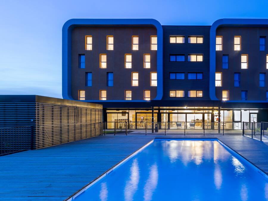 En säsongsöppen utomhuspool