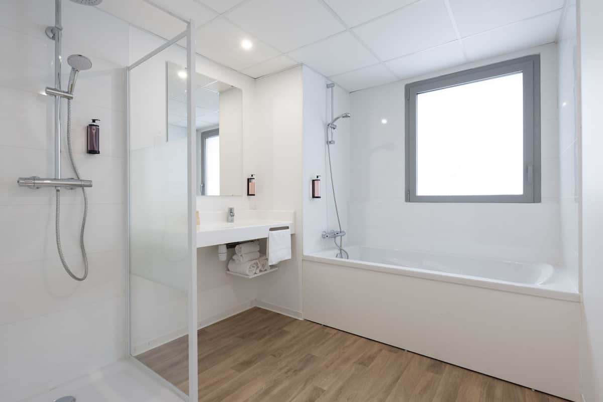 family studio | bathroom | hair dryer, towels