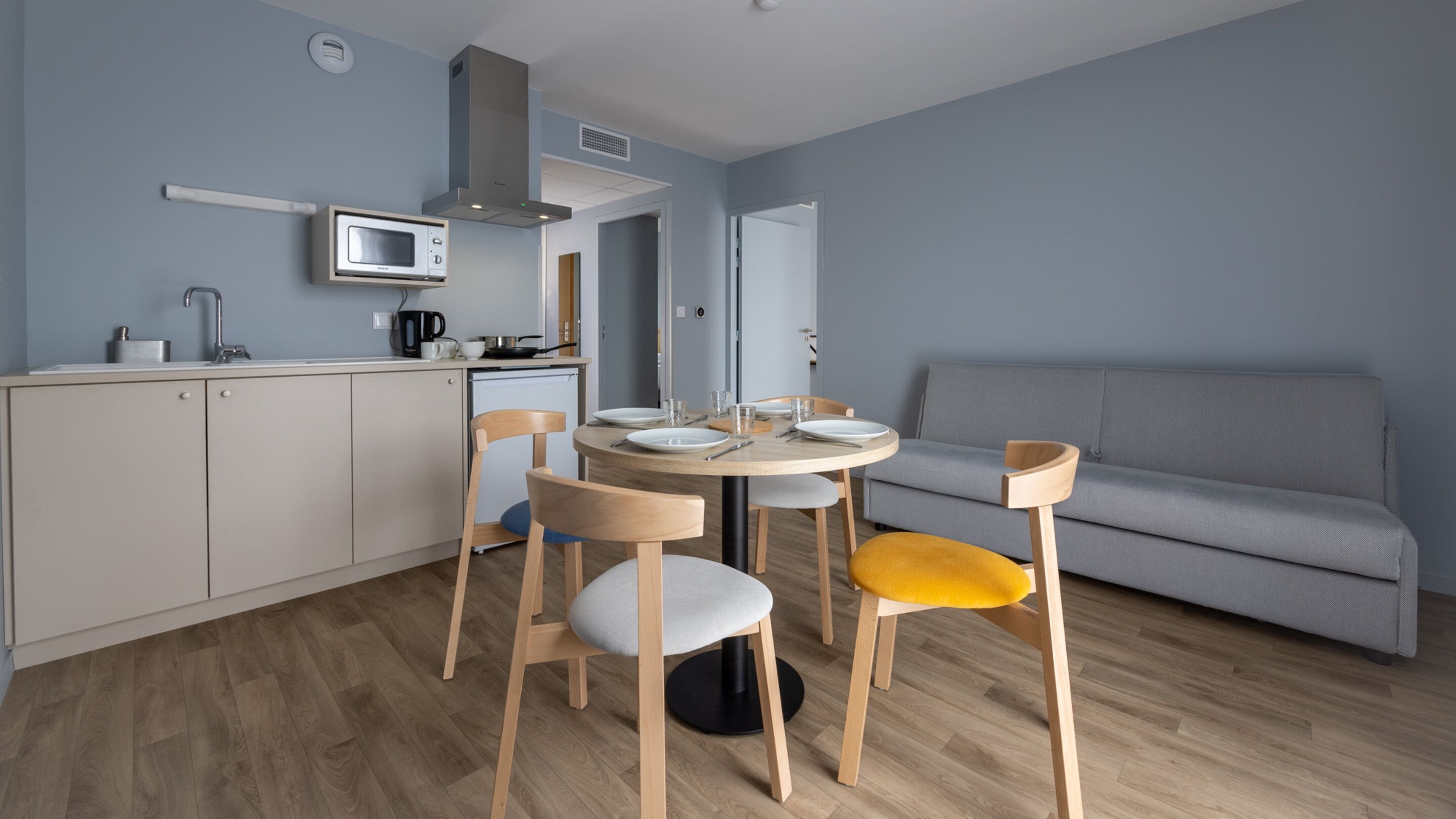 Familie studio | Luxe beddengoed, een bureau, een laptopwerkplek, geluiddichte muren