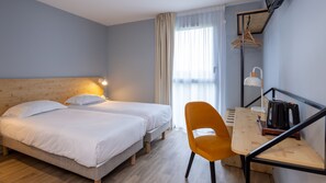 Habitación estándar con 2 camas individuales | Ropa de cama de alta calidad y escritorio 