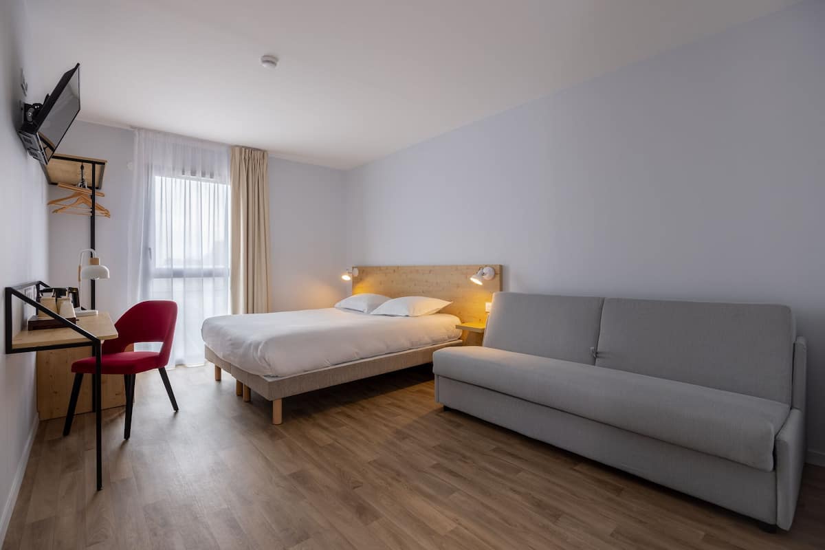 Habitación cuádruple familiar | Ropa de cama de alta calidad y escritorio