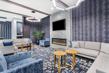 Lobby. La Quinta Suites by Wyndham South Bend Notre Dame Area