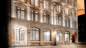 A historic building with multiple windows and a grand entrance. - David Hotel (Montreal)