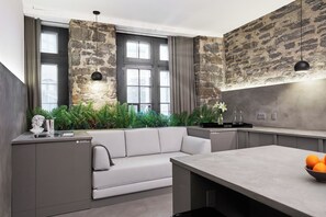 50-inch Smart TV with digital channels, TV, Netflix - David Hotel (Montreal)