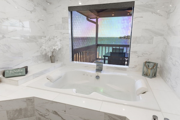Primary bath jet tub with blue tooth speakers, & zen tub lights