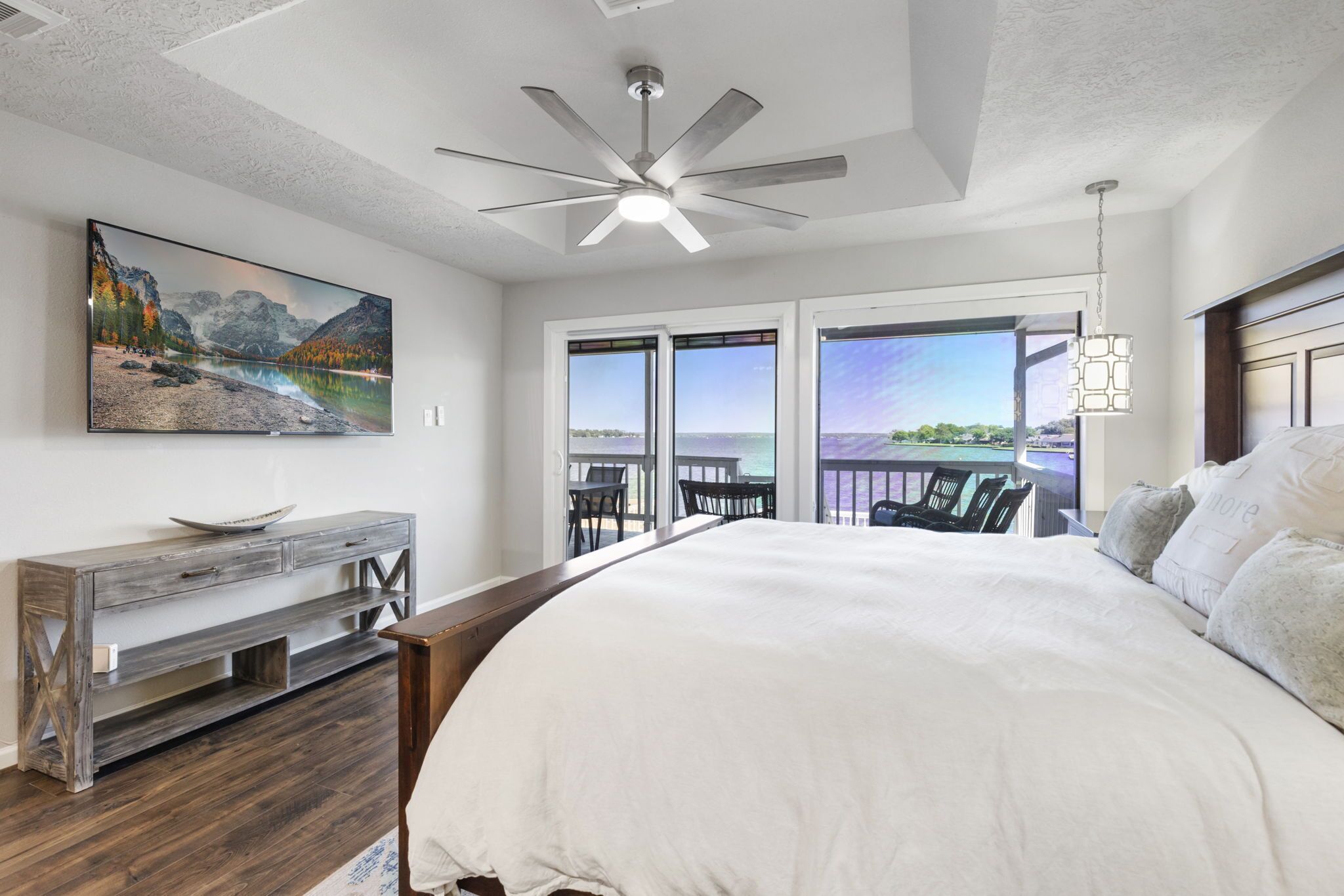 Lakefront Home w/ Boat Slip-April Sound gated community Weekly/Monthly Discounts