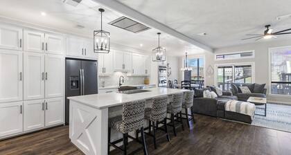 Lakefront-April Sound -Hot tub bath with Panoramic lake view- Fish off the dock