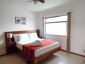 3 slaapkamers, een bureau, een strijkplank/strijkijzer, reisbedje